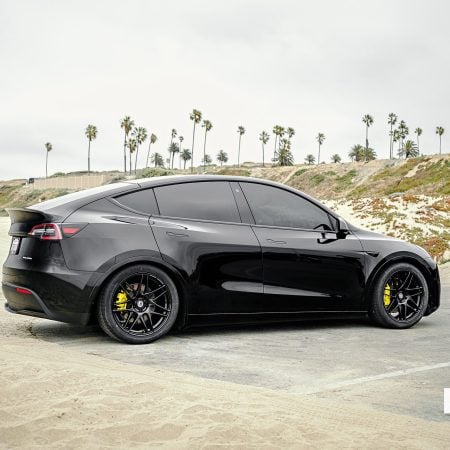 Blacked Out Tesla Model Y – UP x BBS Flugplatz Wheels