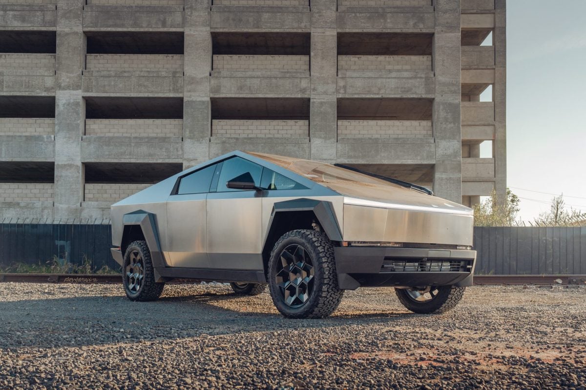 Tesla Cybertruck – UP Carbon Fiber Fenders And UP CYBRHEX Forged Wheels