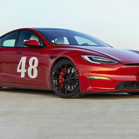 Red Tesla Model S Plaid – UP-03 Pikes Peak Forged Wheels