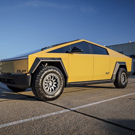 Dune Tesla Cybertruck – UP-03 Beadlock Forged Wheels in Satin Titanium