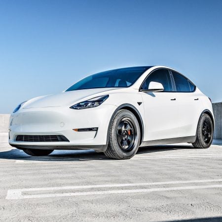 White Tesla Model Y – UP.FIT PD Forged Wheels in Satin Black
