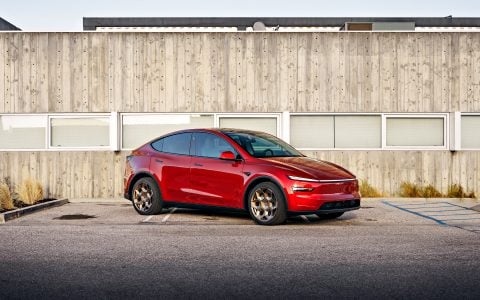 Ultra Red Tesla Model Y Juniper with Satin Bronze Cybrhex Forged Wheels 1920px (3)