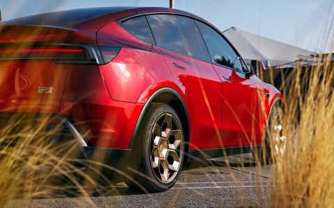 Ultra Red Tesla Model Y Juniper with Satin Bronze Cybrhex Forged Wheels 1920px (4)