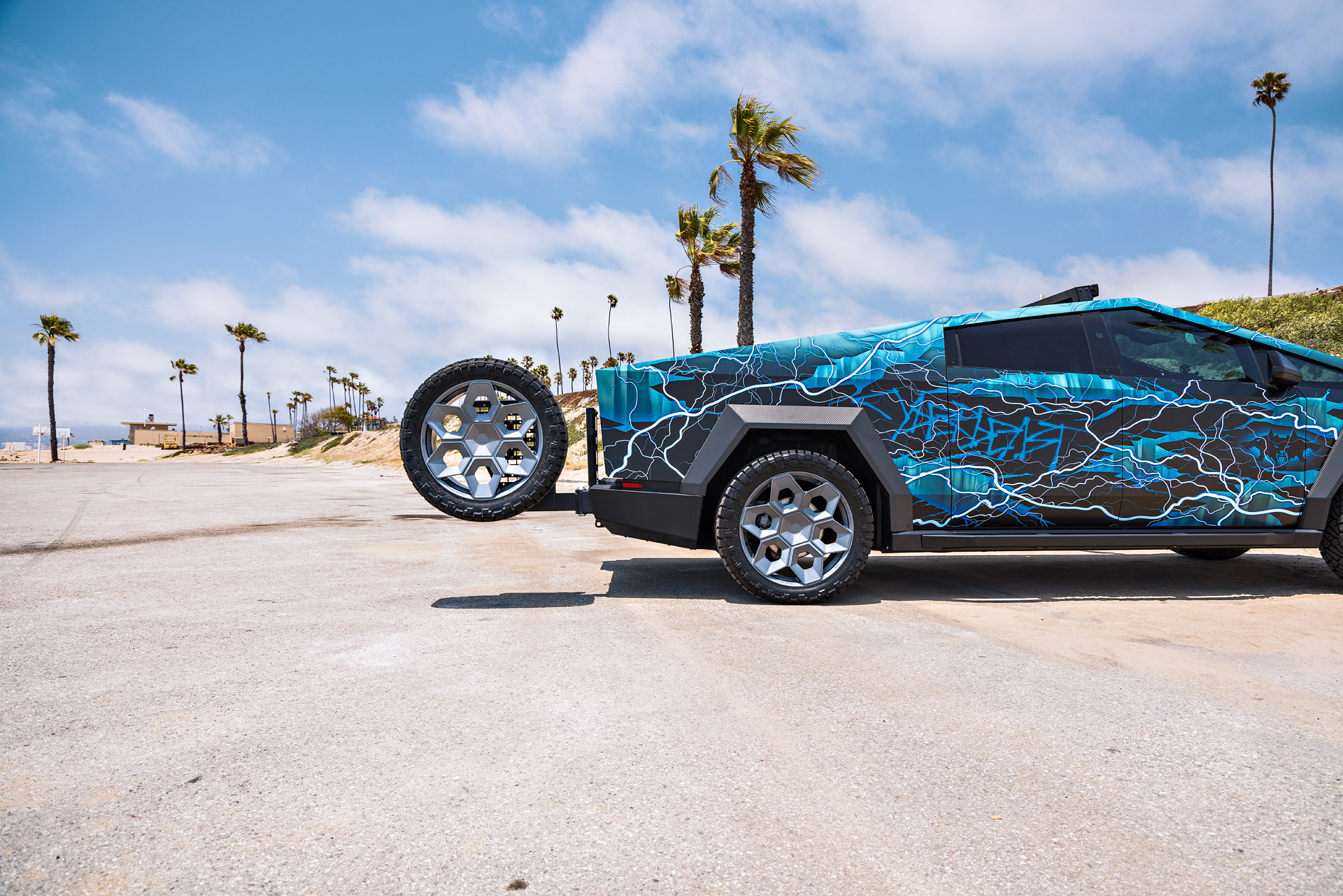 Thunderstruck Invincible Cybertruck 5 UP CT Electric Blue 1920px (14)