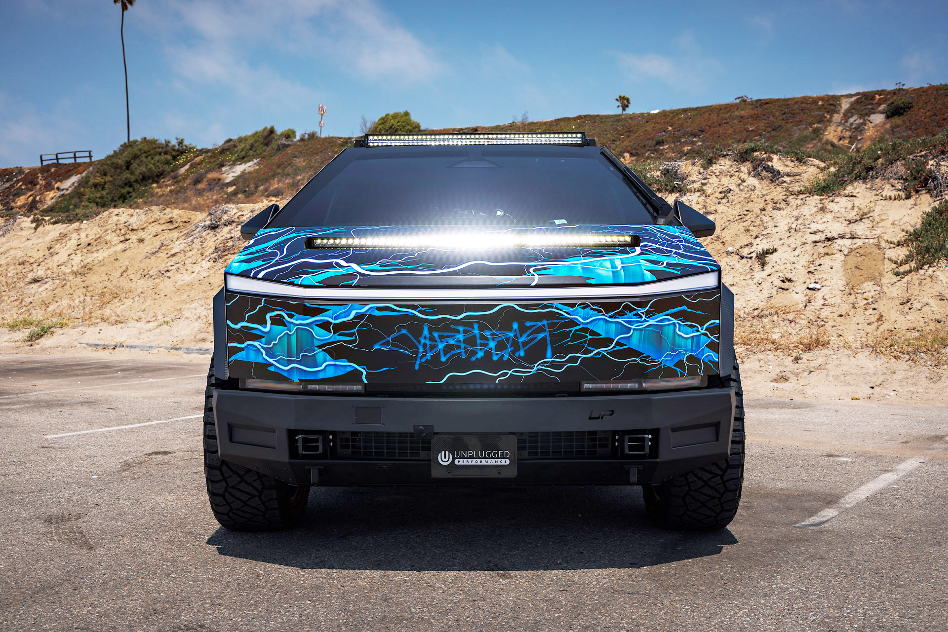 Thunderstruck Invincible Cybertruck 2 UP CT Electric Blue 1920px (22)