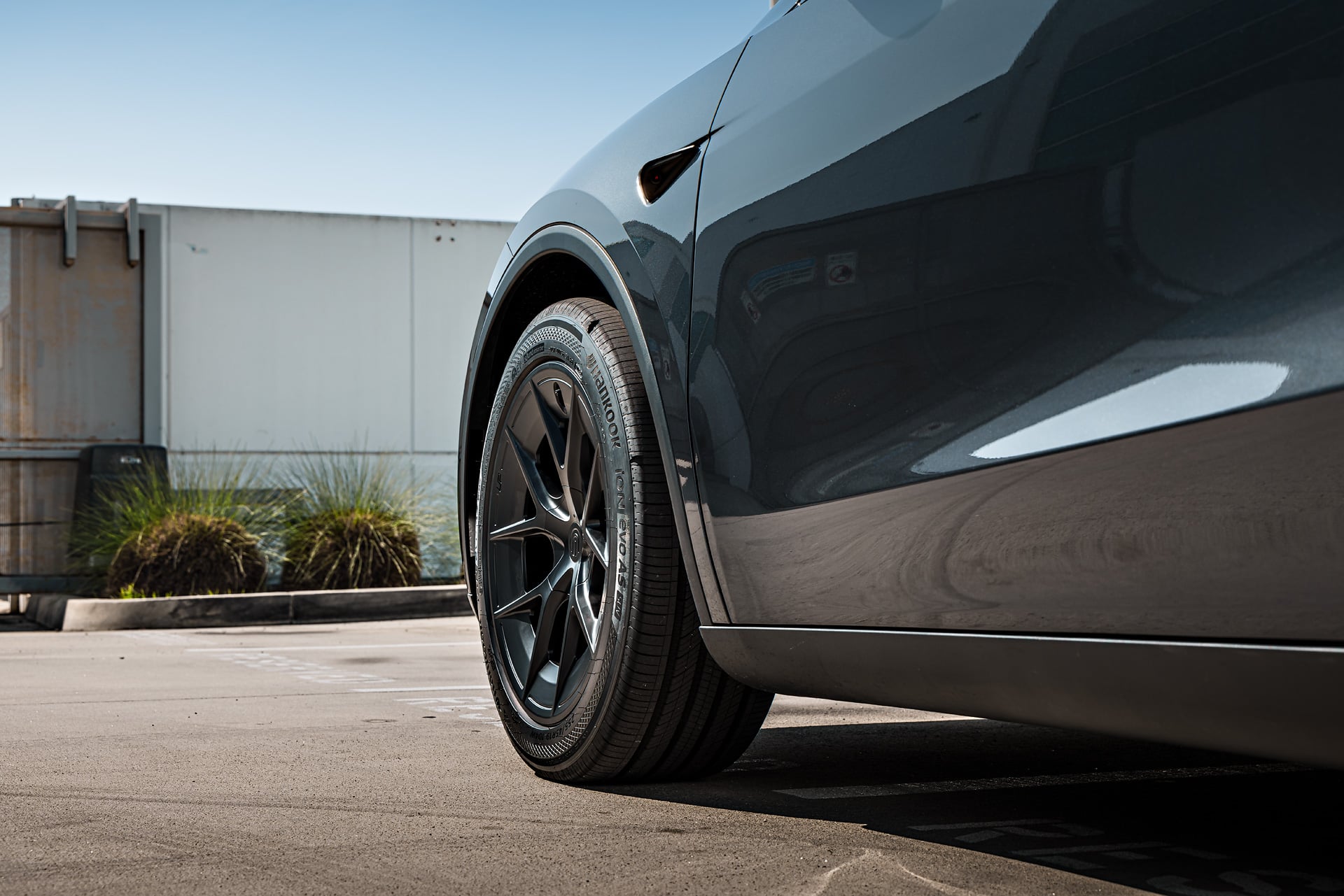 The New Tesla Model Y Standard Is Already a Smart Buy. UP-RW FF Makes It Even More Interesting 6 Stealth Grey Tesla Model Y Non Premium UP-RW FF 19-Inch Wheels Unplugged Performance 1920px (12)