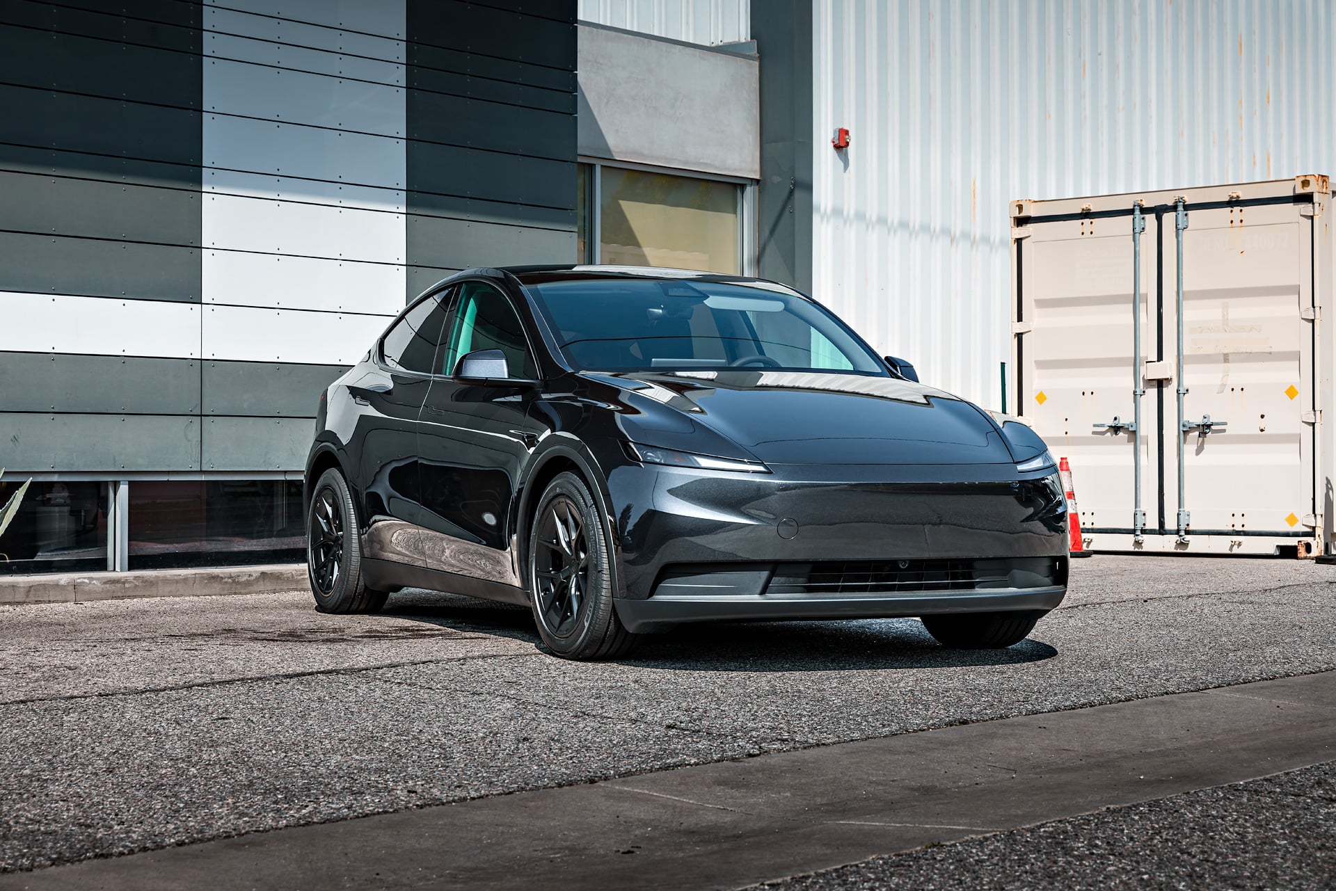 The New Tesla Model Y Standard Is Already a Smart Buy. UP-RW FF Makes It Even More Interesting 4 Stealth Grey Tesla Model Y Non Premium UP-RW FF 19-Inch Wheels Unplugged Performance 1920px (6)