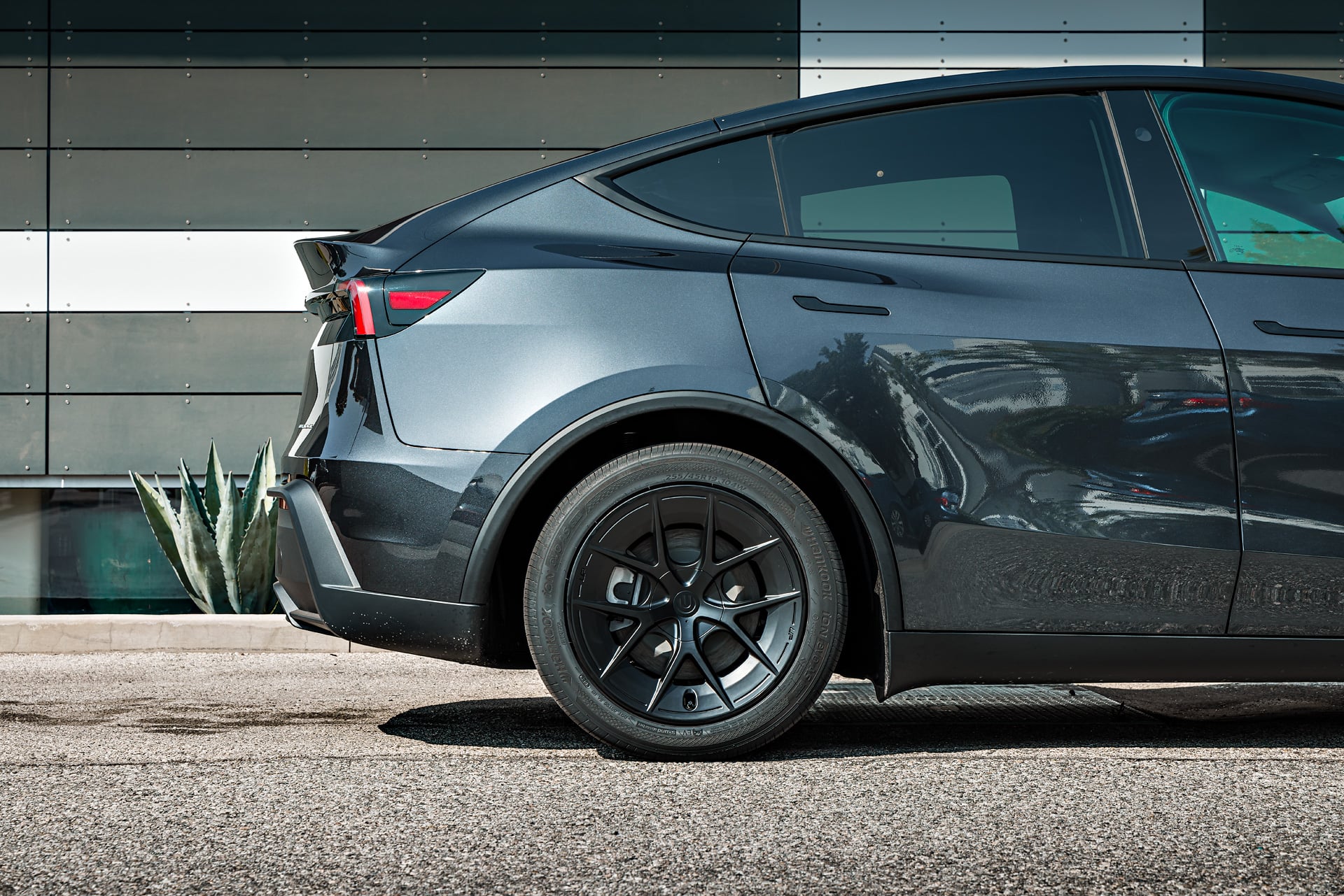 The New Tesla Model Y Standard Is Already a Smart Buy. UP-RW FF Makes It Even More Interesting 5 Stealth Grey Tesla Model Y Non Premium UP-RW FF 19-Inch Wheels Unplugged Performance 1920px (8)