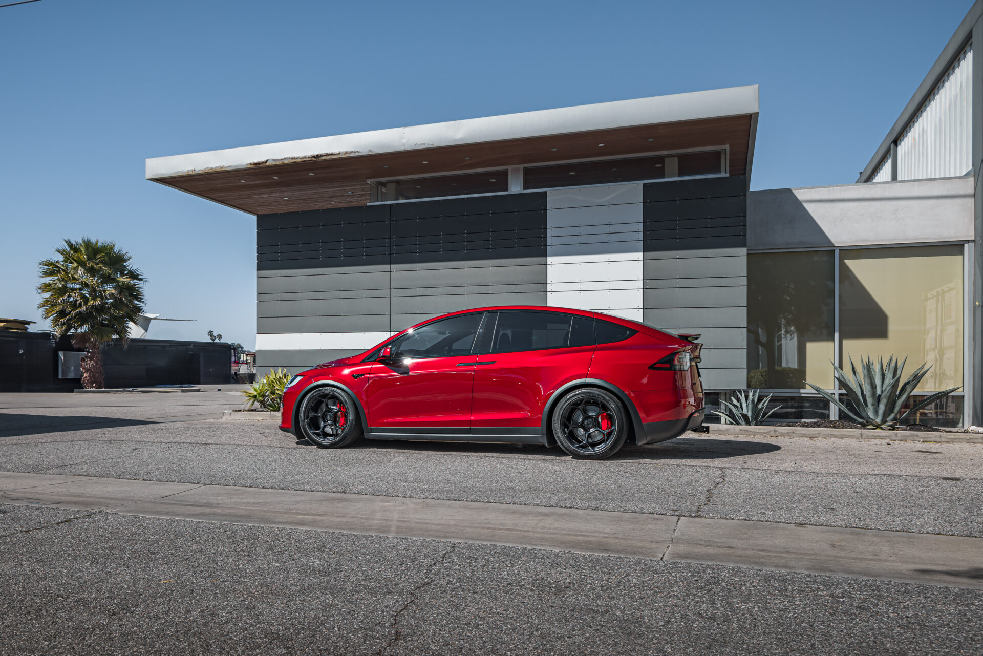 Ultra Red Tesla Model X on UP Forged UP-05 Wheels and Carbon Ceramic Big Brake Kit Unplugged Performance 3840px (8)