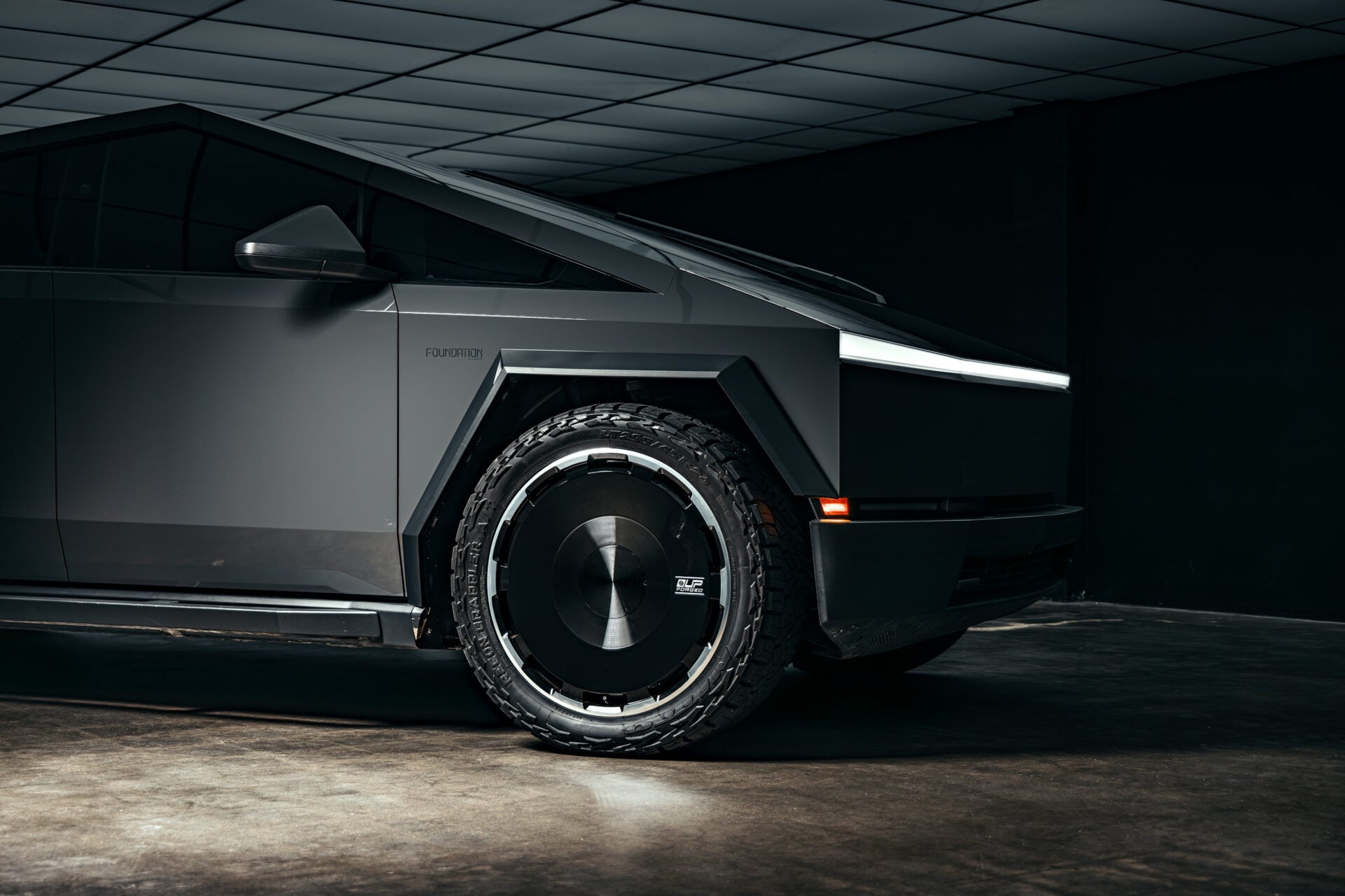 CYBRDISC Is Here: A New VIP Look for Tesla Cybertruck 1 Tesla Cybertruck UP Forged CYBRDISC 24-inch Wheels Unplugged Performance 1920px (23) (1)