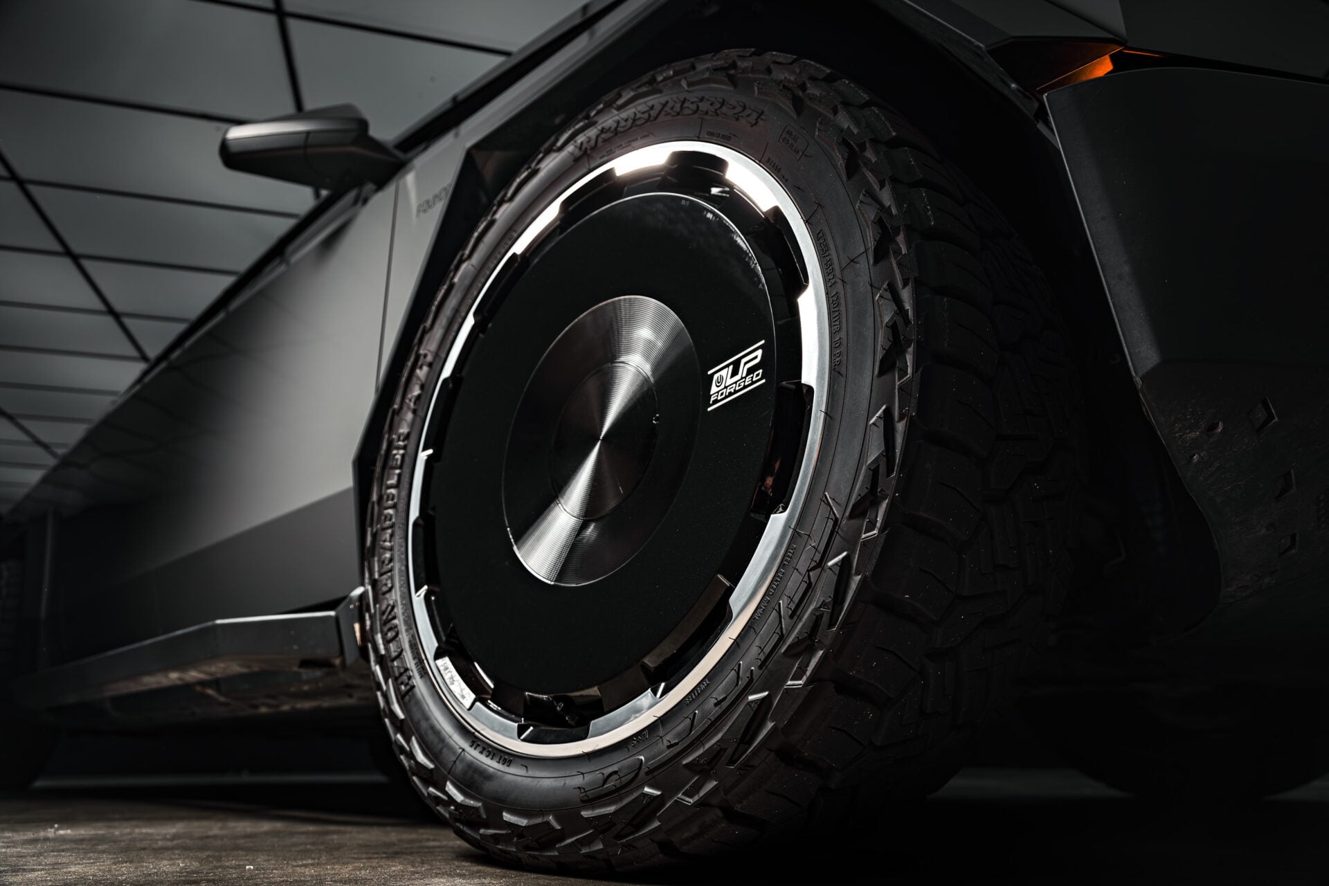 CYBRDISC Is Here: A New VIP Look for Tesla Cybertruck 5 Tesla Cybertruck UP Forged CYBRDISC 24-inch Wheels Unplugged Performance 1920px (24) (2)