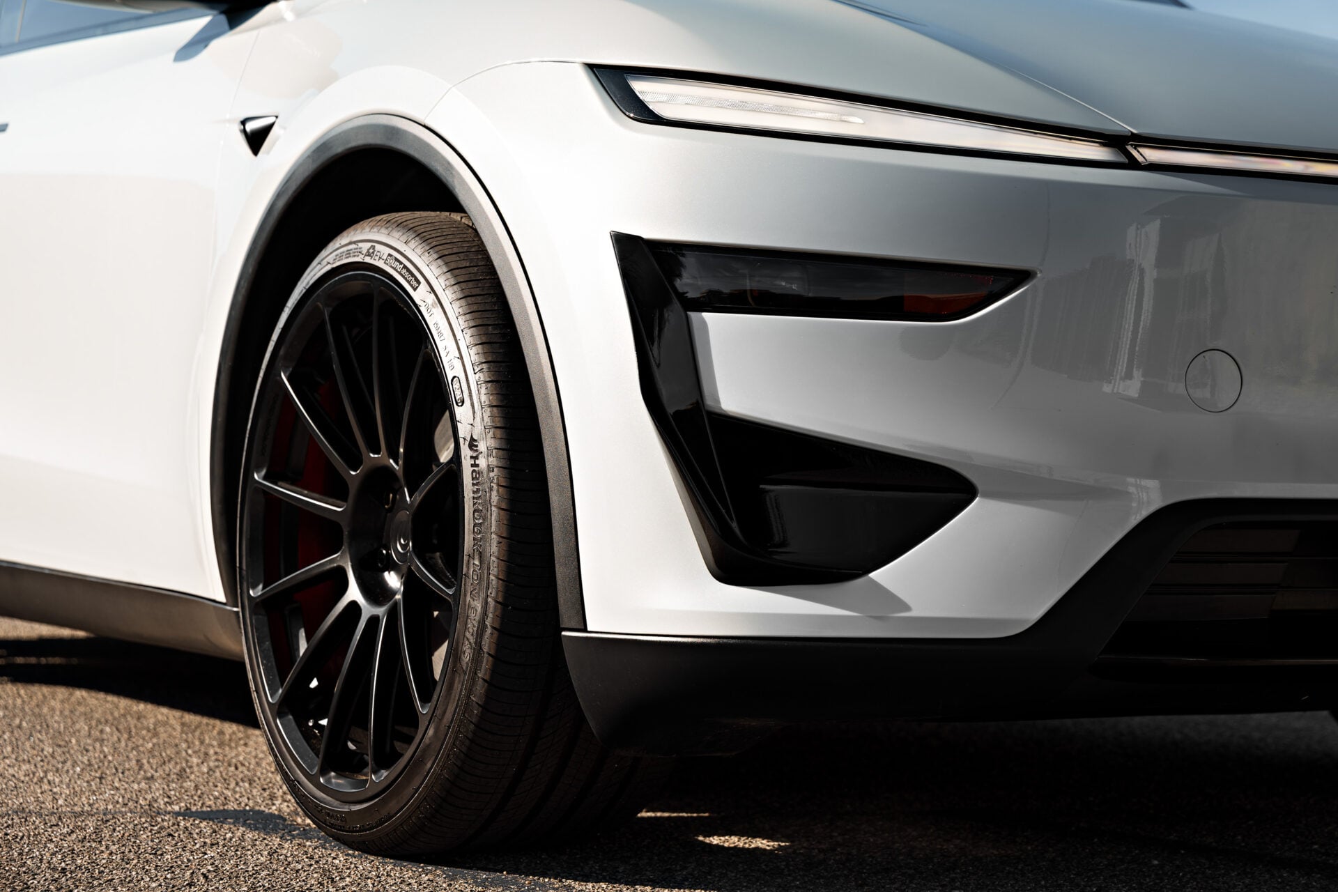 2026 Tesla Model Y Performance Juniper Gets UP-03 Forged Wheels and a Full Aero Upgrade 3 Tesla Model Y Performance Juniper Full Aero Kit Unplugged Performance 11