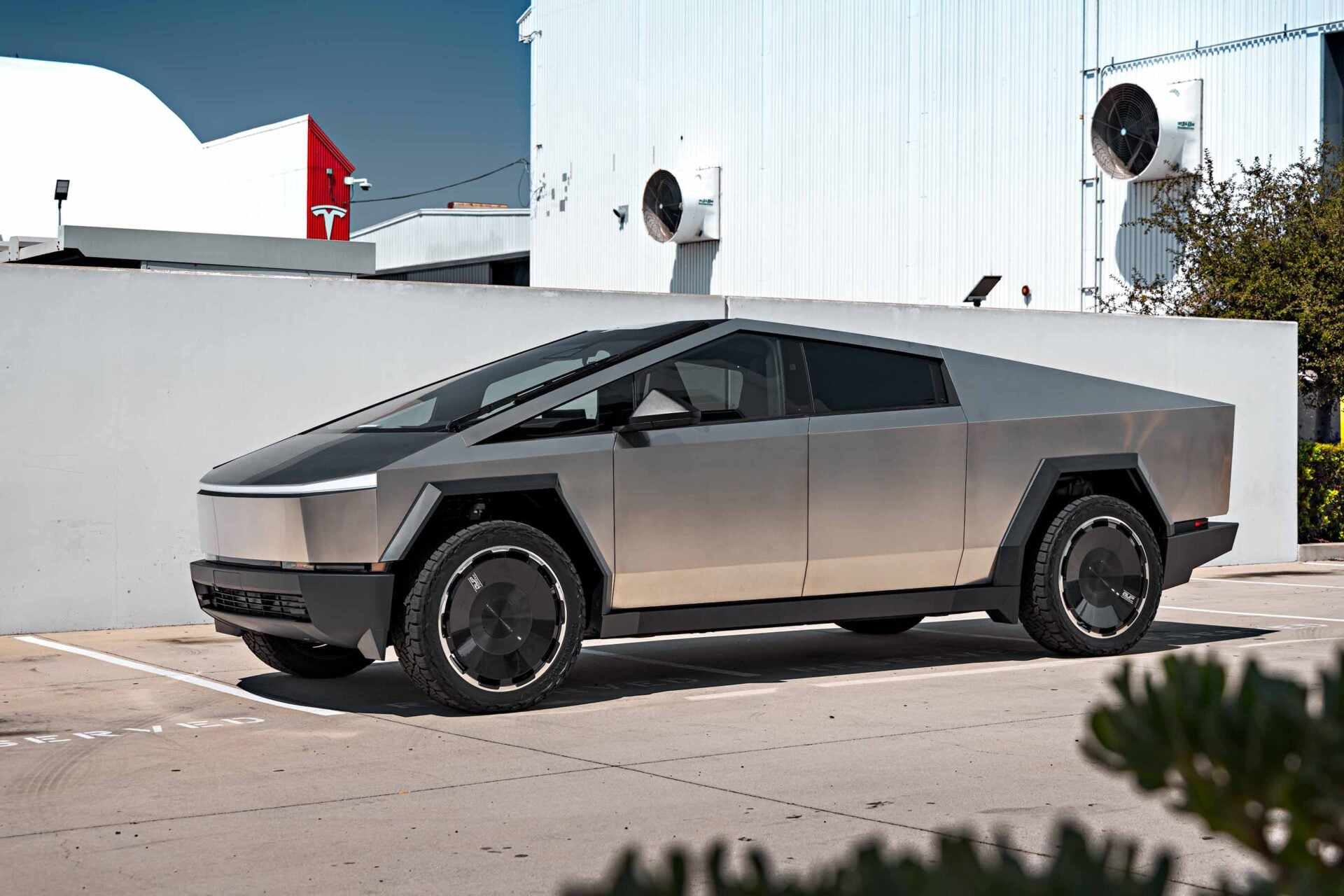 Tesla Cybertruck on 24-Inch UP Forged CYBRDISC Gloss Black Wheels 4 Tesla Cybertruck UP Forged 24-Inch Gloss Black CYBRDISC Wheels Unplugged Performance 1